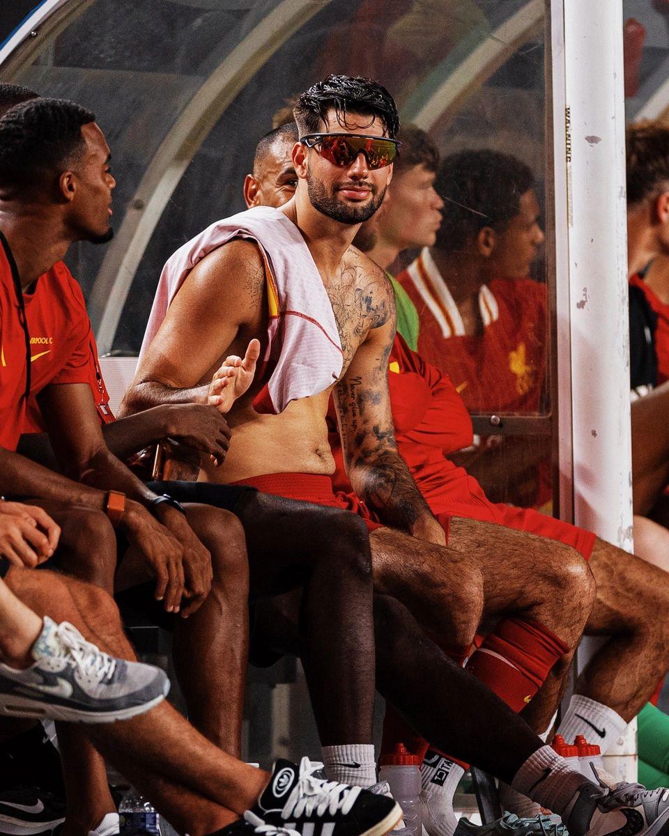 运动员们在足球赛事中展现出了非凡的才华与技艺的简单介绍