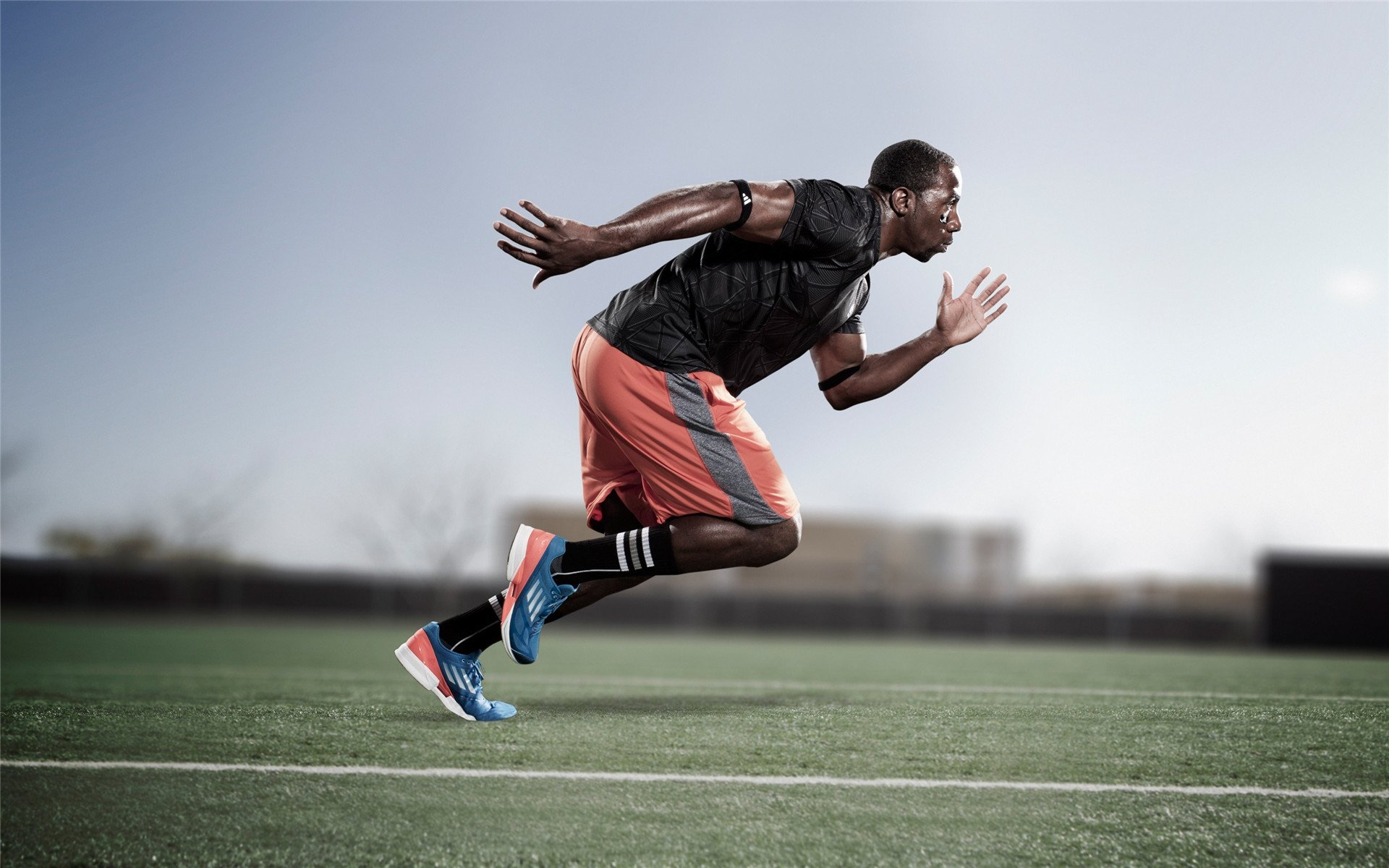 赛道上的冰与火之歌，拉塞尔状态火热，梅赛德斯鏖战迈凯伦